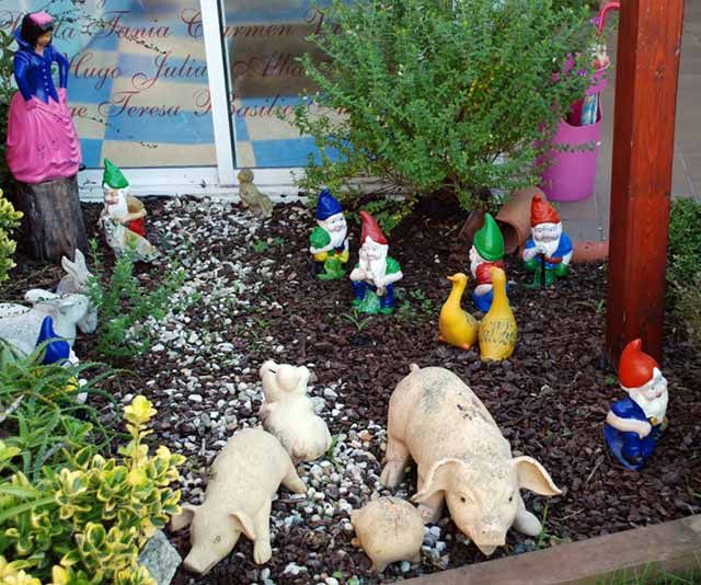 Escuela Infantil Lacaba estatuas de gnomos y cerdos